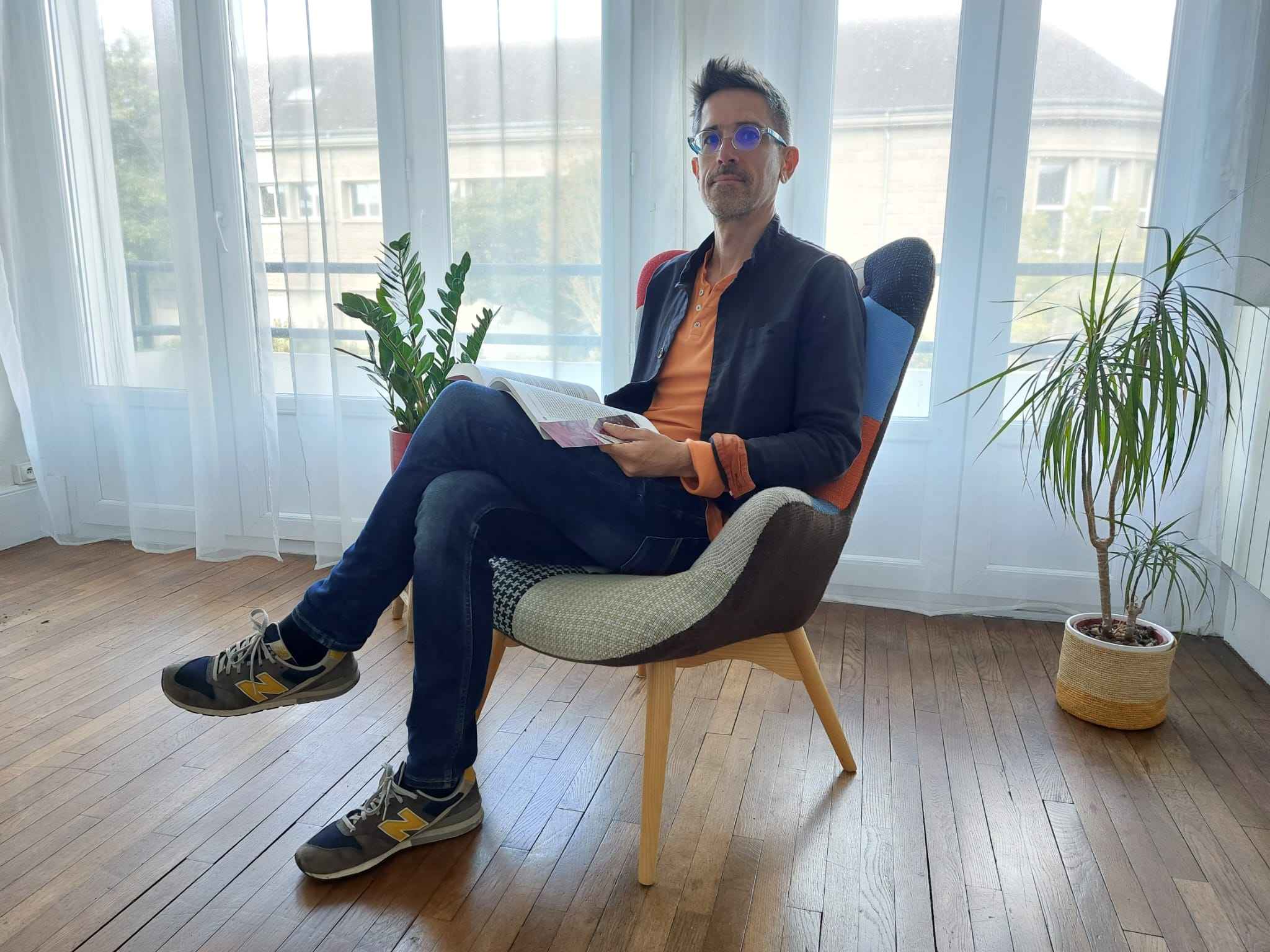 Kevin ARTUS, hypnothérapeute à Lorient spécialisé en hypnose Ericksonienne, EMDR et PNL